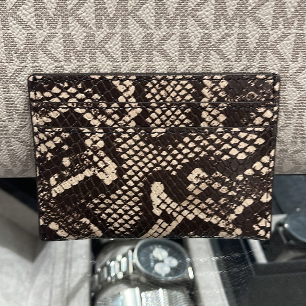 MICHAEL KORS
Reed Large Snakeskin Python Pattern Card Holder Case
NWT - Picture 12 of 16